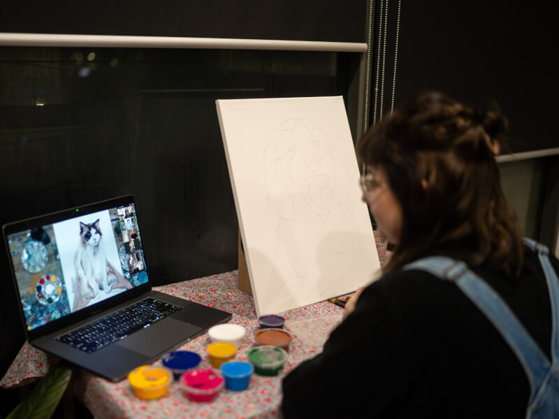 woman doing online art class